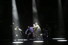 Leyla Əliyeva Xocalı faciəsinin ildönümü ilə bağlı “Badam ağacı çiçəkləyəndə” tamaşasının təqdimatında iştirak edib (FOTO)