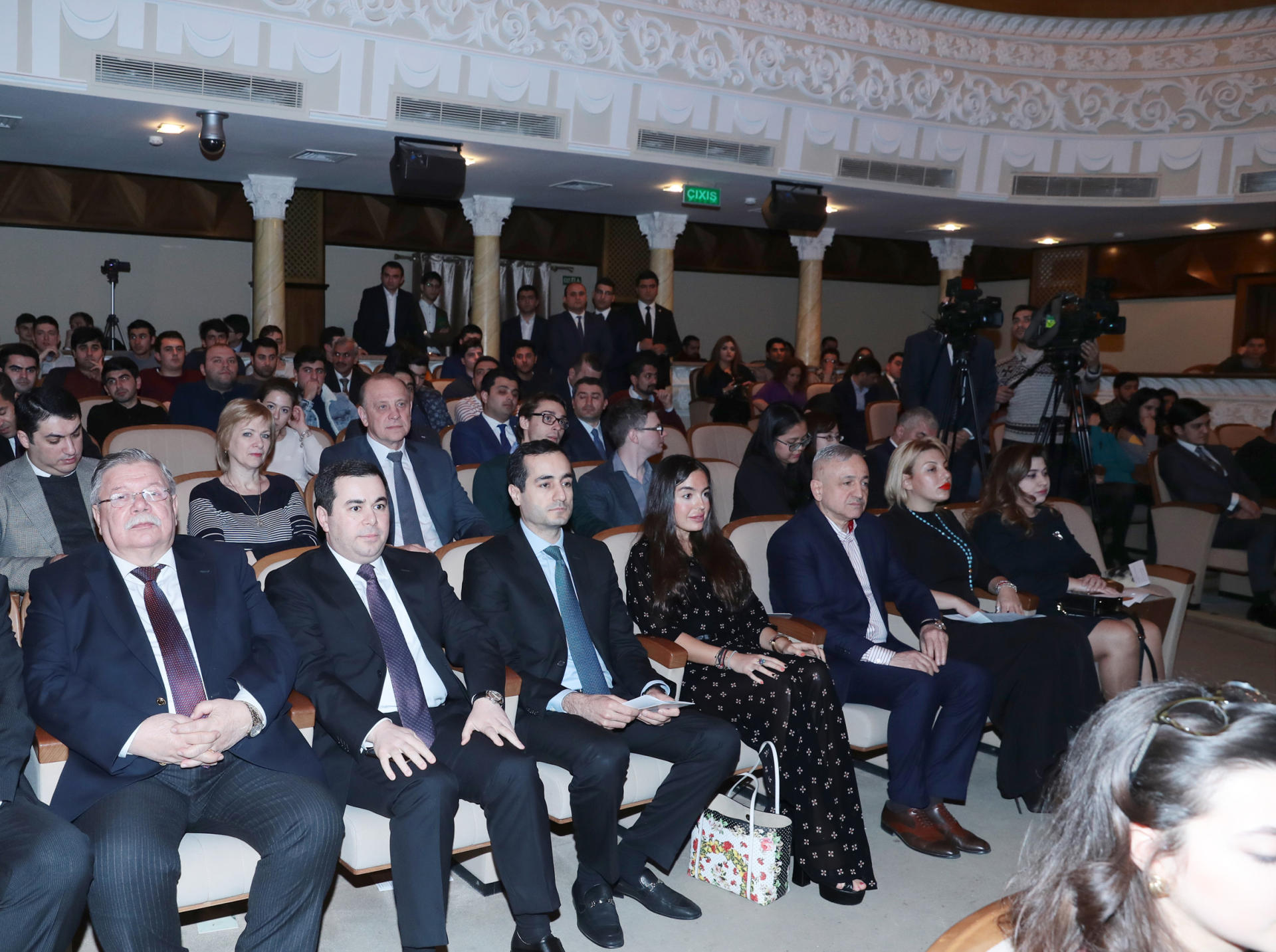 Leyla Əliyeva Xocalı faciəsinin ildönümü ilə bağlı “Badam ağacı çiçəkləyəndə” tamaşasının təqdimatında iştirak edib (FOTO)