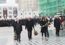 Prezident İlham Əliyev və birinci xanım Mehriban Əliyeva Xocalı soyqırımı qurbanlarının xatirəsini anım mərasimində iştirak ediblər (YENİLƏNİB) (FOTO)