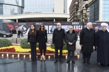 Prezident İlham Əliyev və birinci xanım Mehriban Əliyeva Xocalı soyqırımı qurbanlarının xatirəsini anım mərasimində iştirak ediblər (YENİLƏNİB) (FOTO)