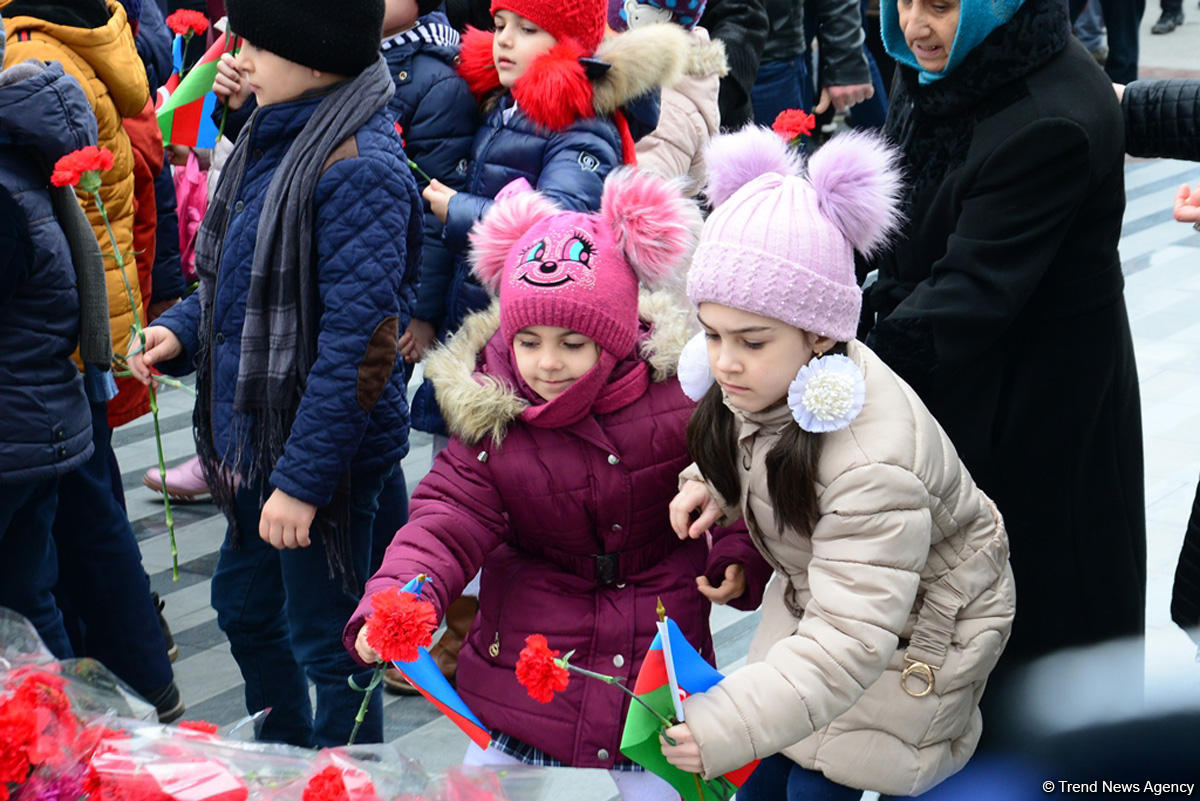 Azərbaycan ictimaiyyəti Xocalı soyqırımı qurbanlarının xatirəsini yad edir (FOTO)