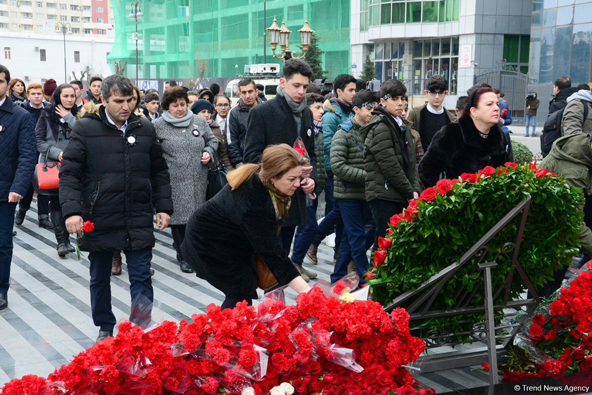 Azərbaycan ictimaiyyəti Xocalı soyqırımı qurbanlarının xatirəsini yad edir (FOTO)