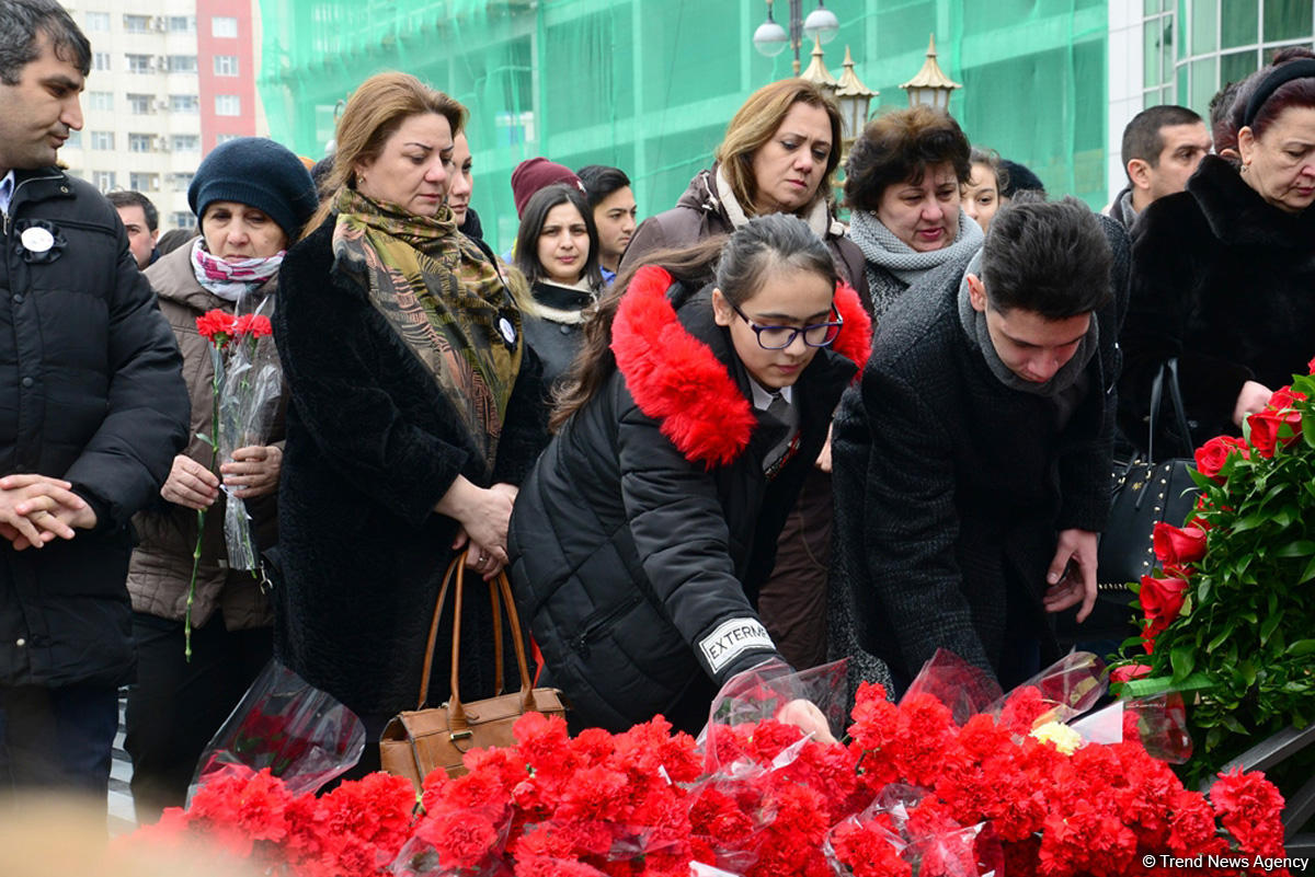 Azərbaycan ictimaiyyəti Xocalı soyqırımı qurbanlarının xatirəsini yad edir (FOTO)
