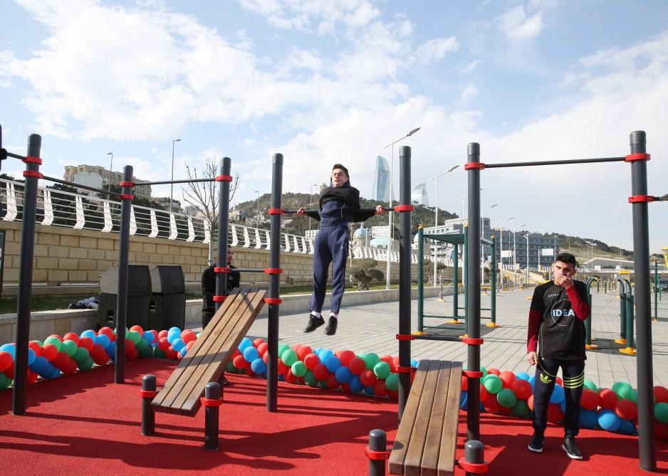 Leyla Əliyeva Dənizkənarı Milli Parkın yeni bulvar hissəsində qurulmuş idman meydançasının açılış mərasimində iştirak edib (FOTO)