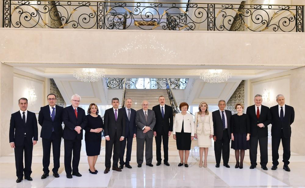 Prezident İlham Əliyev Nizami Gəncəvi Beynəlxalq Mərkəzinin həmsədrlərini və İdarə Heyətinin üzvlərini qəbul edib (FOTO) (YENİLƏNİB)