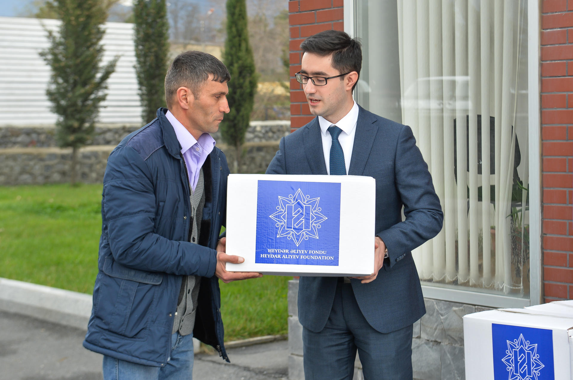 Heydər Əliyev Fondu tərəfindən aztəminatlı ailələrə Novruz sovqatları paylanılır (FOTO)