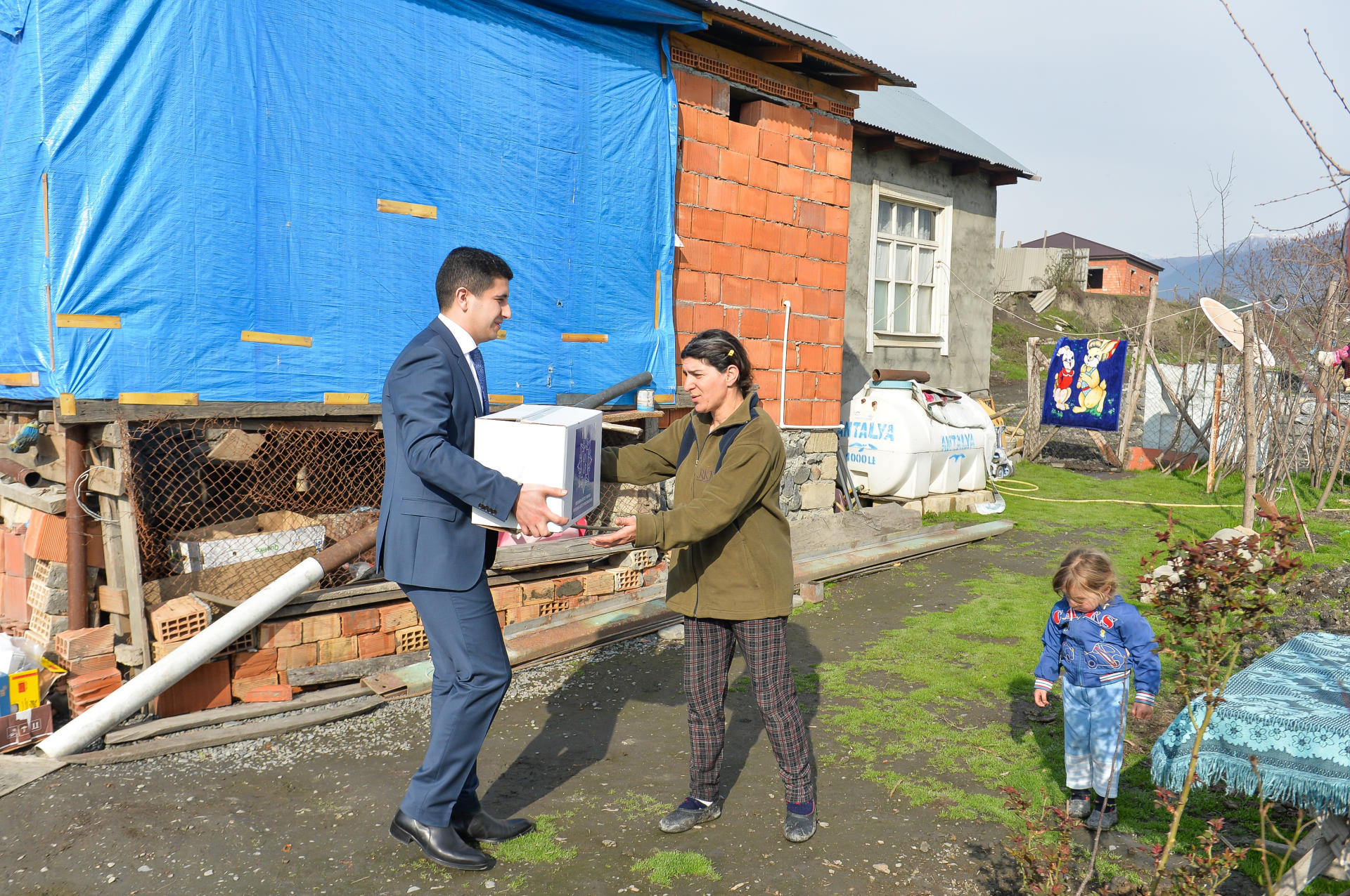 Heydər Əliyev Fondu tərəfindən aztəminatlı ailələrə Novruz sovqatları paylanılır (FOTO)