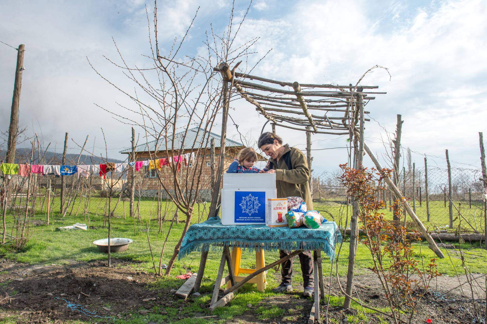 Heydər Əliyev Fondu tərəfindən aztəminatlı ailələrə Novruz sovqatları paylanılır (FOTO)