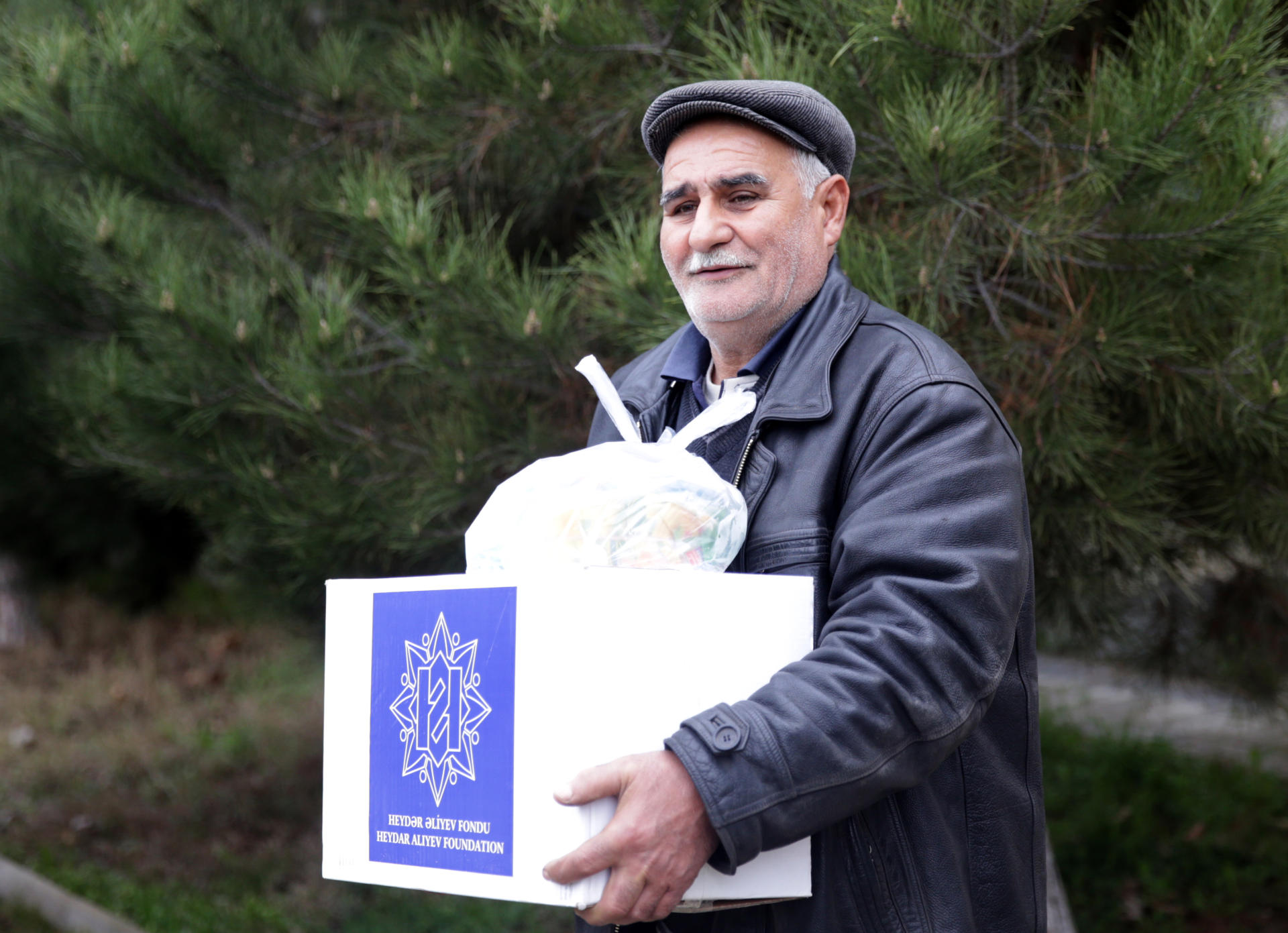 Heydər Əliyev Fondu tərəfindən aztəminatlı ailələrə Novruz sovqatları paylanılır (FOTO)