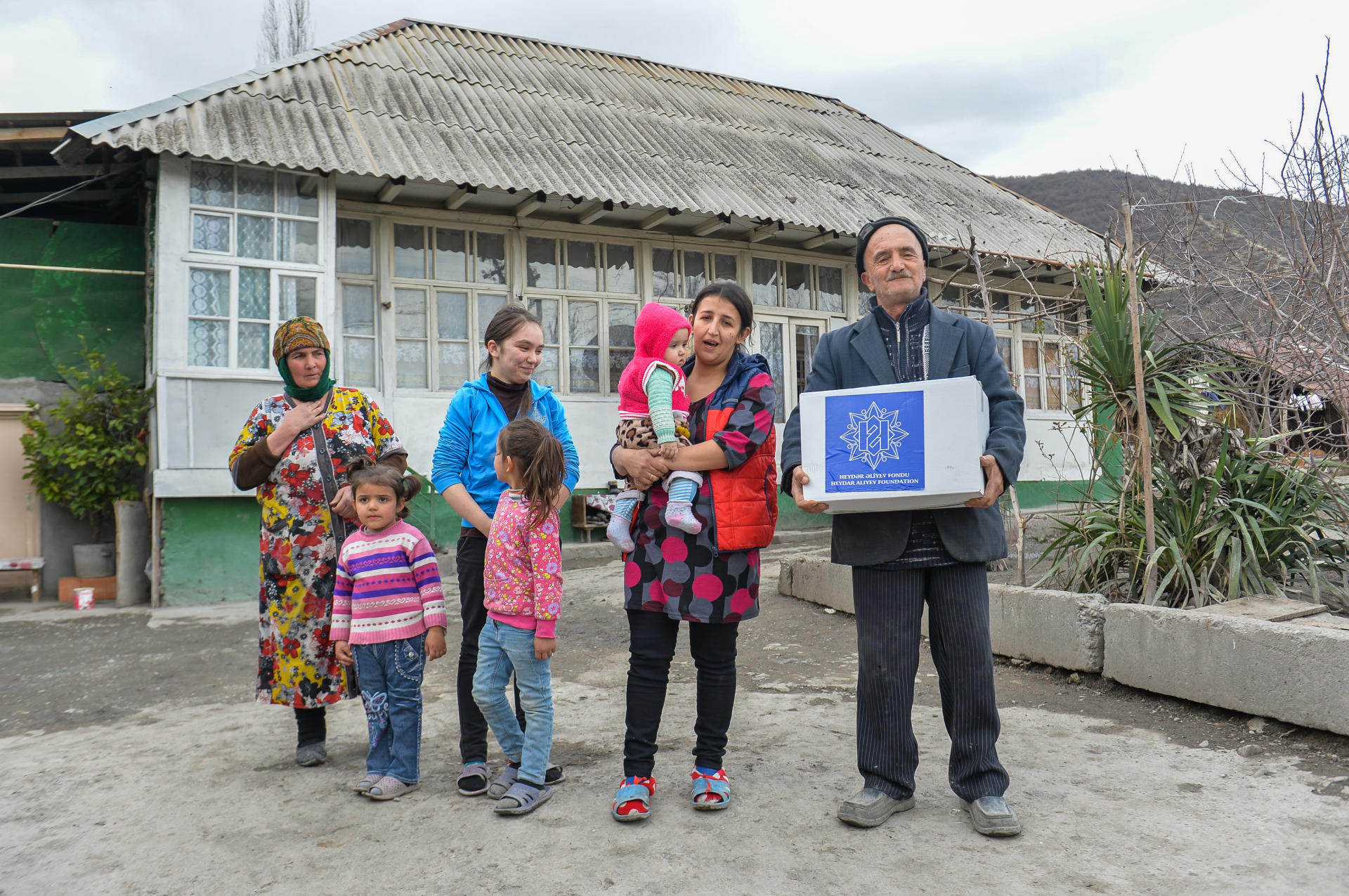 Heydər Əliyev Fondu tərəfindən aztəminatlı ailələrə Novruz sovqatları paylanılır (FOTO)