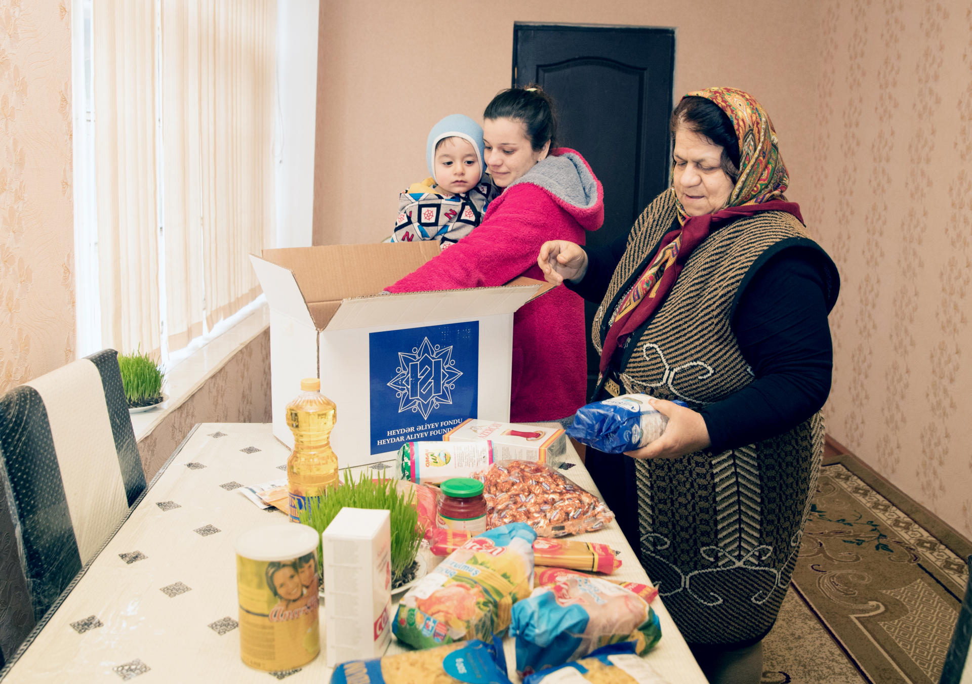 Heydər Əliyev Fondu tərəfindən aztəminatlı ailələrə Novruz sovqatları paylanılır (FOTO)