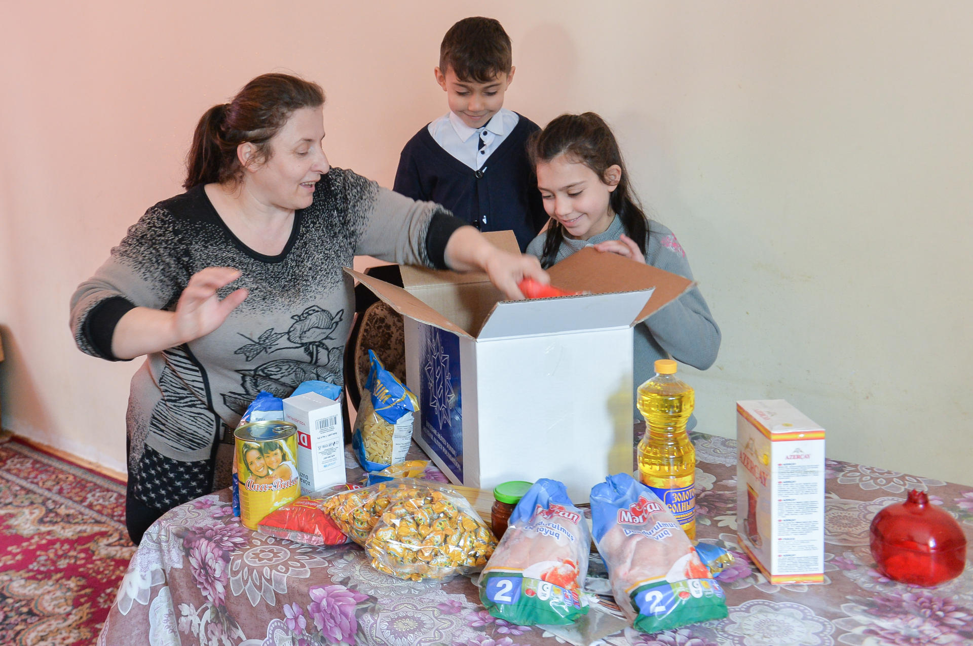 Heydər Əliyev Fondu tərəfindən aztəminatlı ailələrə Novruz sovqatları paylanılır (FOTO)