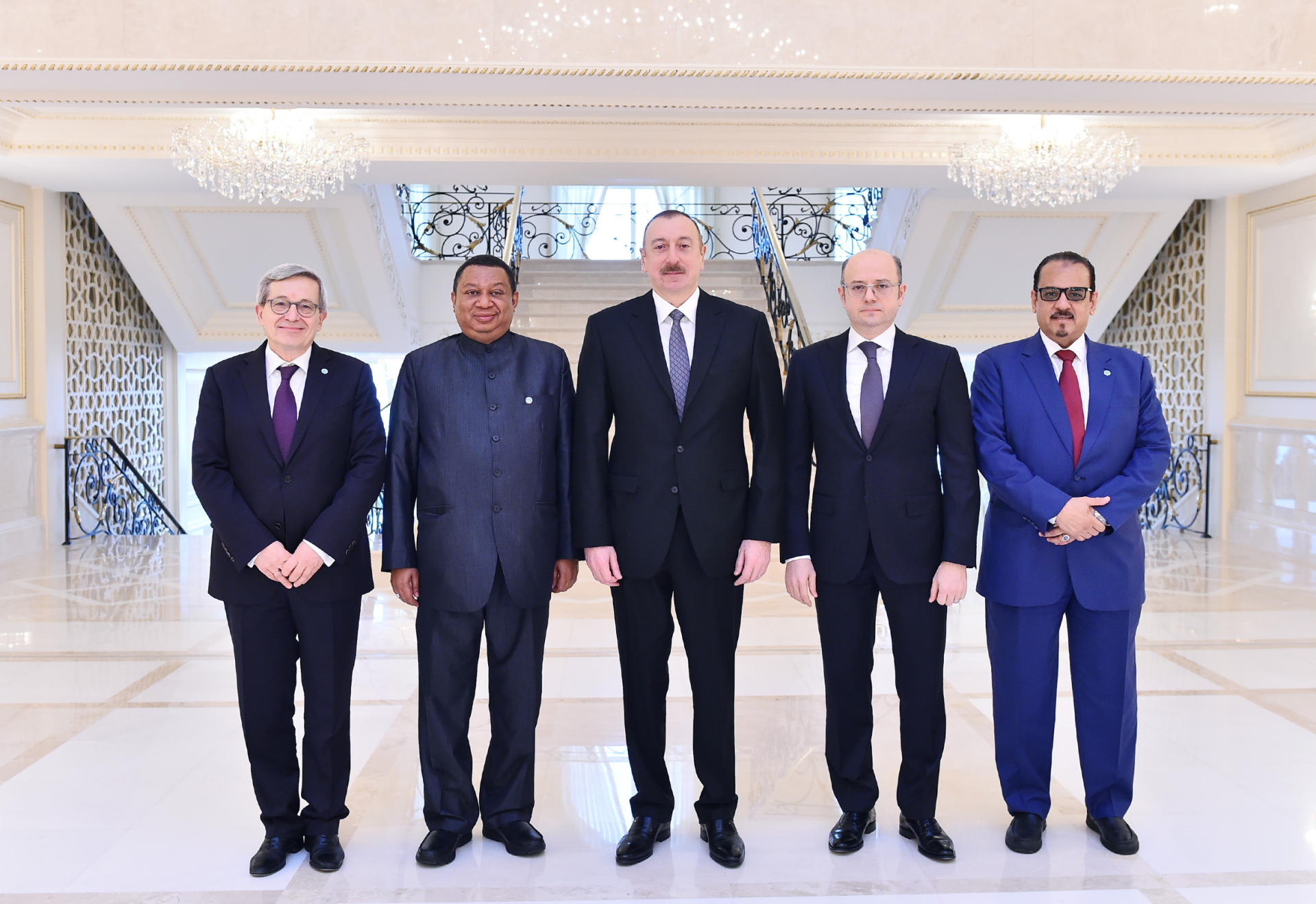 Prezident İlham Əliyev: Azərbaycan neft hasilatı ilə bağlı üzərinə düşən öhdəlikləri tam şəkildə yerinə yetirir (YENİLƏNİB)