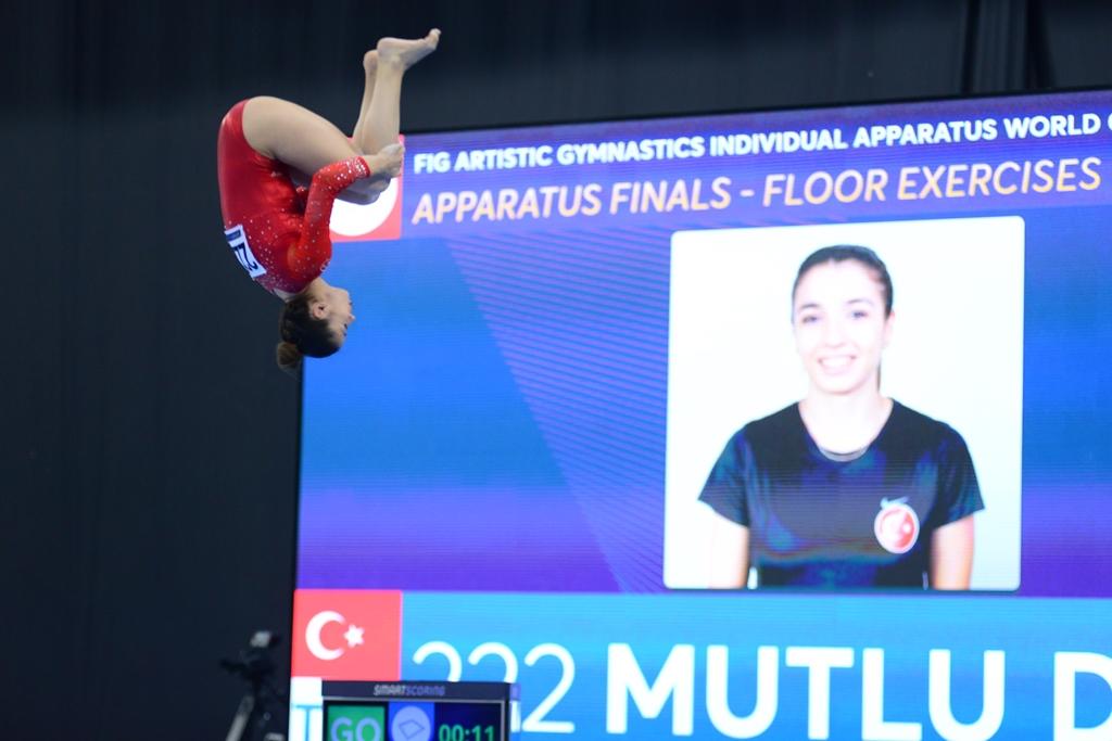 "Sarı gəlin" sədaları altında çıxış edən türkiyəli gimnast medal qazandı