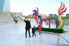 Heydər Əliyev Mərkəzinin parkında “Səməni” beynəlxalq sərgi-müsabiqəsi keçirilib (FOTO)
