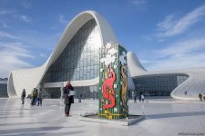 Heydər Əliyev Mərkəzinin parkında “Səməni” beynəlxalq sərgi-müsabiqəsi keçirilib (FOTO)
