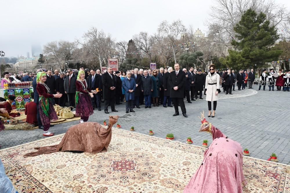Prezident İlham Əliyev və birinci xanım Mehriban Əliyeva Novruz bayramı münasibətilə ümumxalq şənliyində iştirak ediblər (YENİLƏNİB-3) (FOTO)