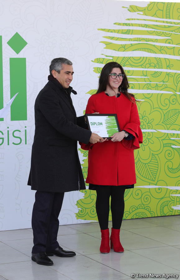 Heydər Əliyev Mərkəzinin parkında “Səməni” beynəlxalq sərgi-müsabiqəsi keçirilib (FOTO)