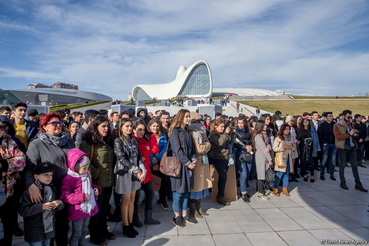 Heydər Əliyev Mərkəzinin parkında “Səməni” beynəlxalq sərgi-müsabiqəsi keçirilib (FOTO)