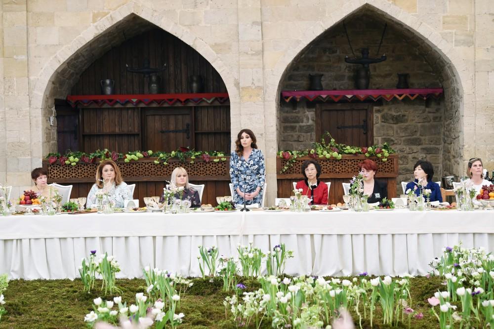 Birinci vitse-prezident Mehriban Əliyeva diplomatik missiya rəhbərlərinin həyat yoldaşları ilə görüşüb (YENİLƏNİB) (FOTO)