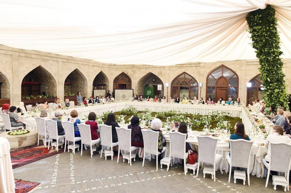 Birinci vitse-prezident Mehriban Əliyeva diplomatik missiya rəhbərlərinin həyat yoldaşları ilə görüşüb (YENİLƏNİB) (FOTO)