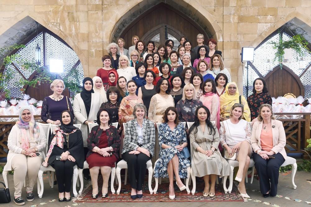Birinci vitse-prezident Mehriban Əliyeva diplomatik missiya rəhbərlərinin həyat yoldaşları ilə görüşüb (YENİLƏNİB) (FOTO)