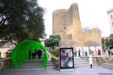 Bakıya gələn turistlər də Novruz bayramını qeyd edir (FOTO)