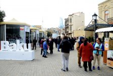 Bakıya gələn turistlər də Novruz bayramını qeyd edir (FOTO)
