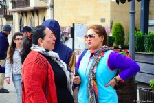 Bakıya gələn turistlər də Novruz bayramını qeyd edir (FOTO)