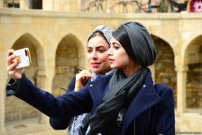 Bakıya gələn turistlər də Novruz bayramını qeyd edir (FOTO)