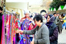 Bakıya gələn turistlər də Novruz bayramını qeyd edir (FOTO)