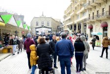 Bakıya gələn turistlər də Novruz bayramını qeyd edir (FOTO)