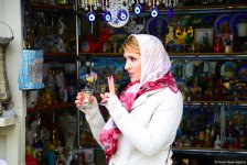 Bakıya gələn turistlər də Novruz bayramını qeyd edir (FOTO)