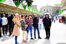 Bakıya gələn turistlər də Novruz bayramını qeyd edir (FOTO)