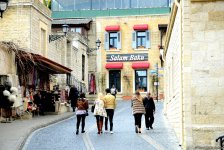 Bakıya gələn turistlər də Novruz bayramını qeyd edir (FOTO)