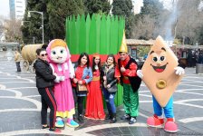 Bakıya gələn turistlər də Novruz bayramını qeyd edir (FOTO)