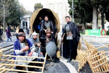 Bakıya gələn turistlər də Novruz bayramını qeyd edir (FOTO)