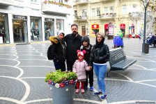 Bakıya gələn turistlər də Novruz bayramını qeyd edir (FOTO)