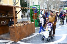 Bakıya gələn turistlər də Novruz bayramını qeyd edir (FOTO)