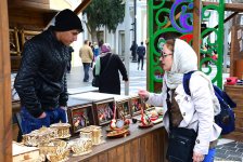 Bakıya gələn turistlər də Novruz bayramını qeyd edir (FOTO)