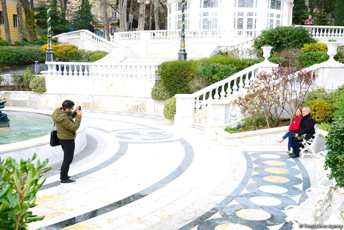 Bakıya gələn turistlər də Novruz bayramını qeyd edir (FOTO)