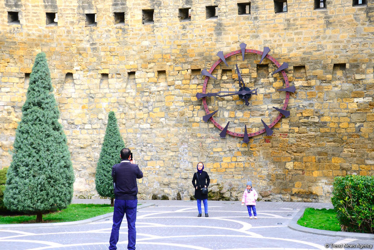 Bakıya gələn turistlər də Novruz bayramını qeyd edir (FOTO)