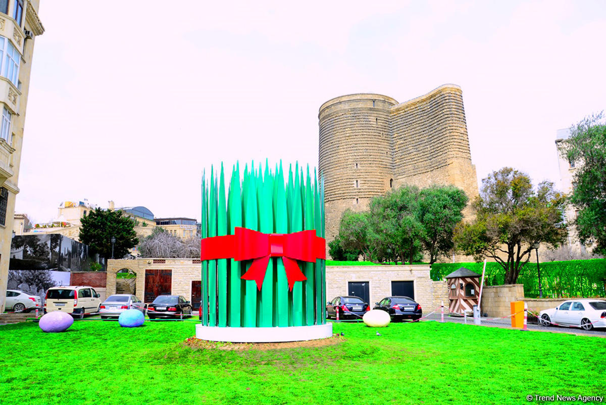 Bakıya gələn turistlər də Novruz bayramını qeyd edir (FOTO)