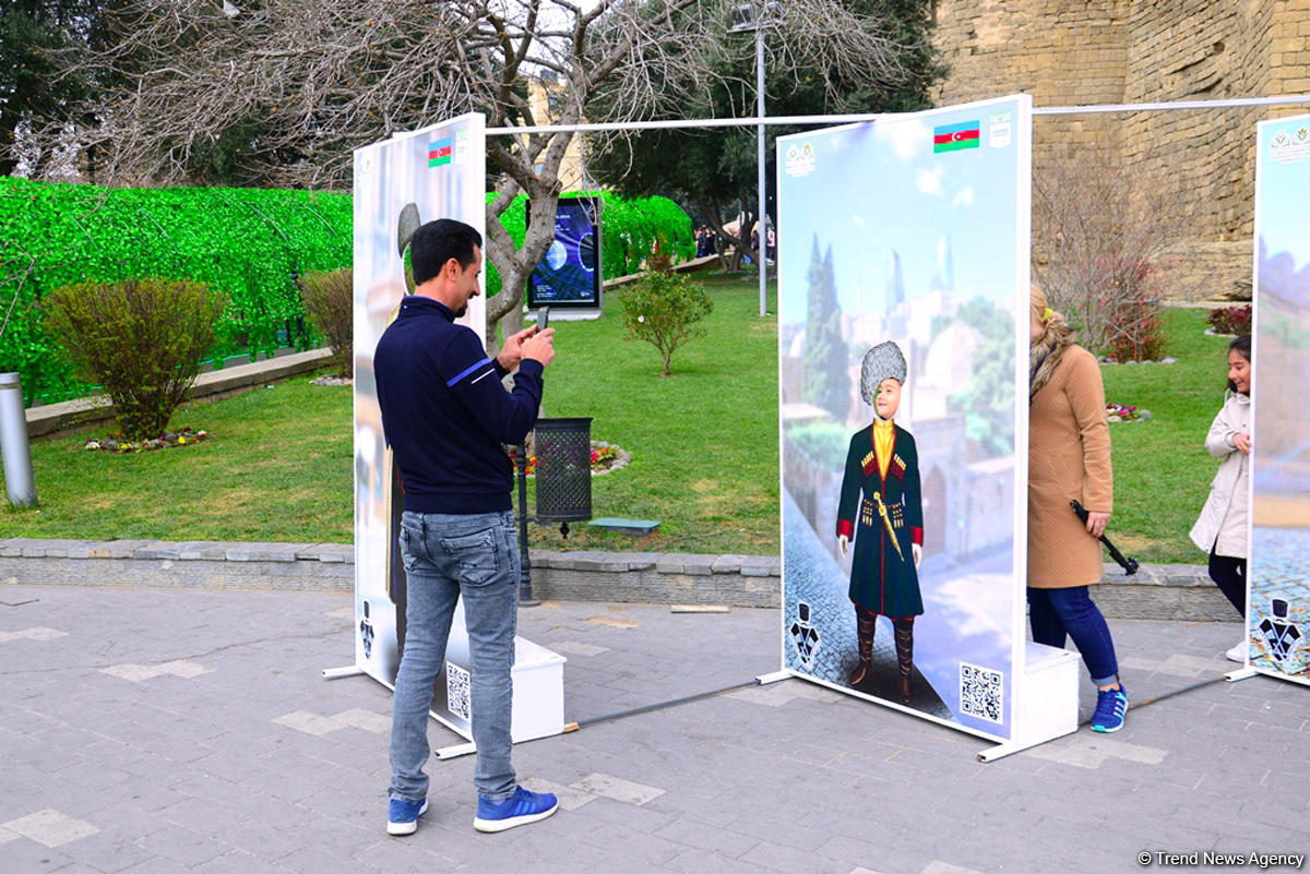 Bakıya gələn turistlər də Novruz bayramını qeyd edir (FOTO)