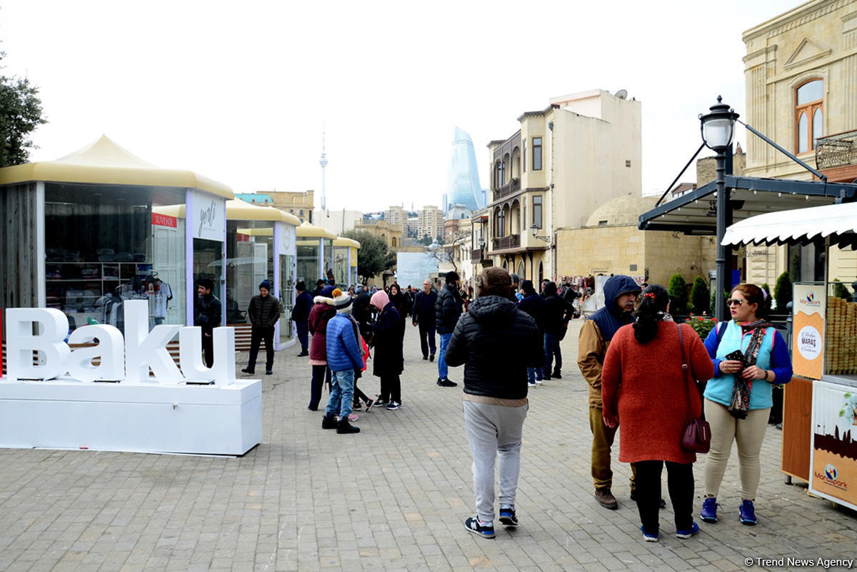 Bakıya gələn turistlər də Novruz bayramını qeyd edir (FOTO)