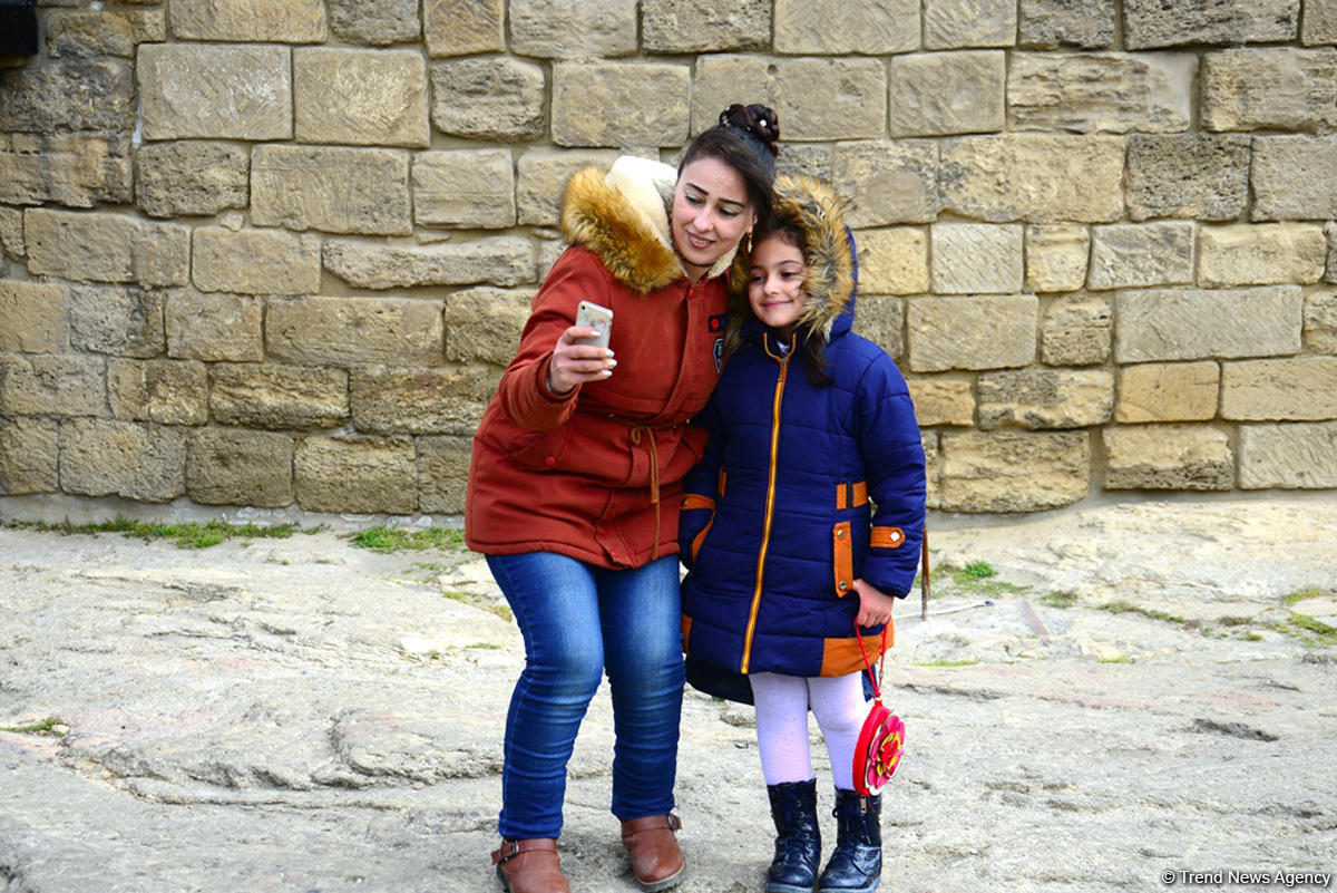 Bakıya gələn turistlər də Novruz bayramını qeyd edir (FOTO)