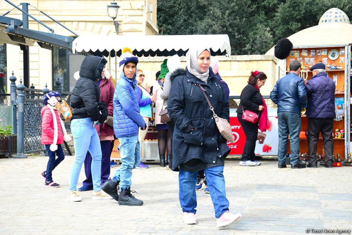 Bakıya gələn turistlər də Novruz bayramını qeyd edir (FOTO)