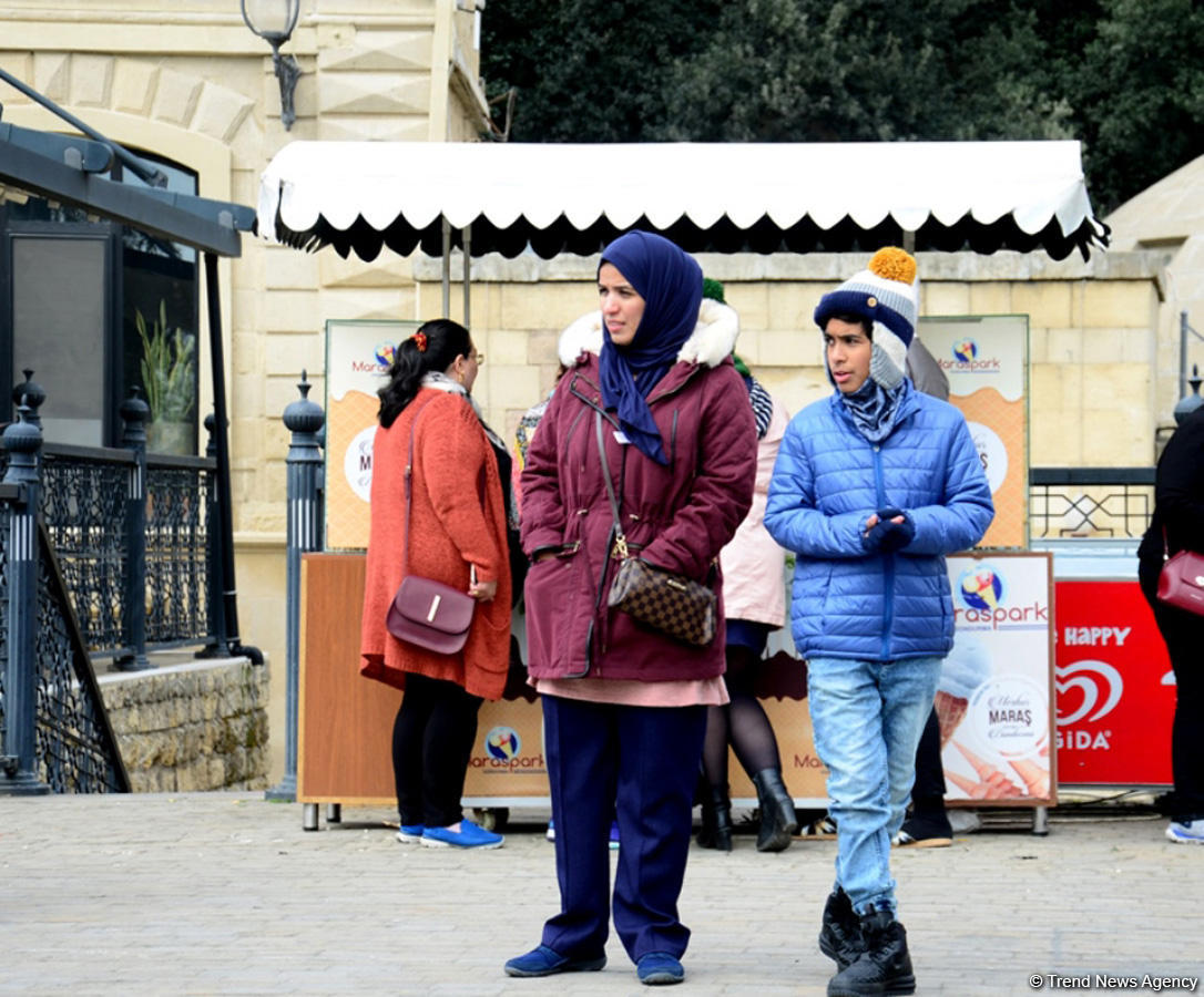 Bakıya gələn turistlər də Novruz bayramını qeyd edir (FOTO)