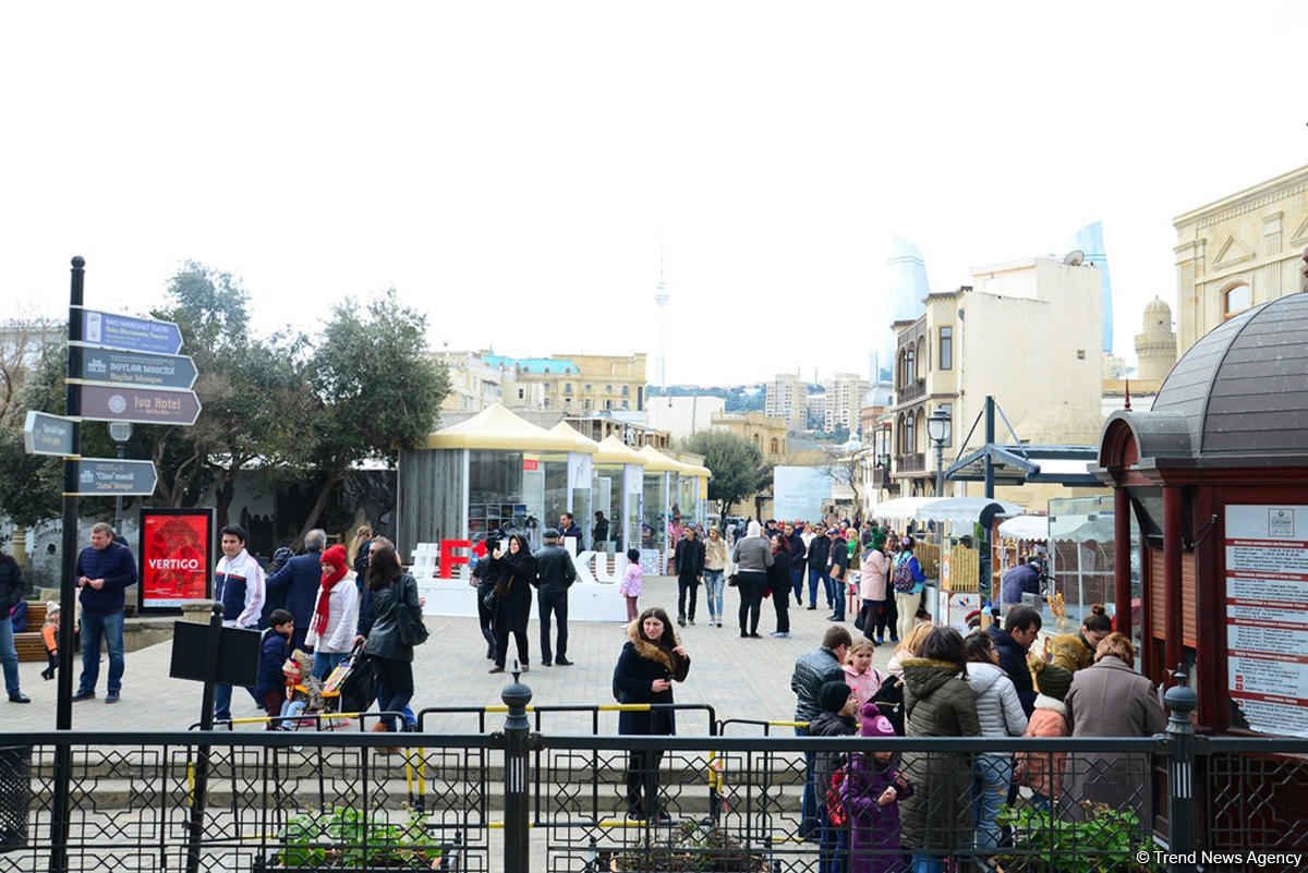 Bakıya gələn turistlər də Novruz bayramını qeyd edir (FOTO)