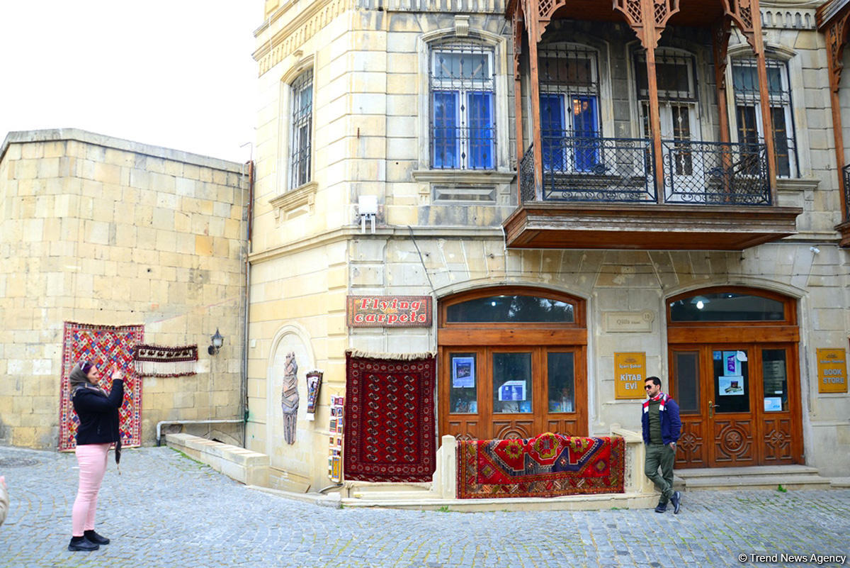 Bakıya gələn turistlər də Novruz bayramını qeyd edir (FOTO)